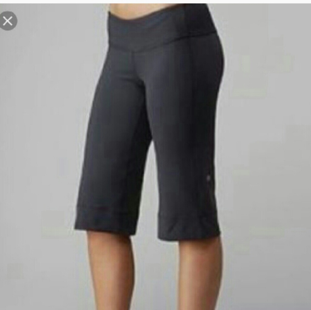 EUC Lululemon clam digger shorts